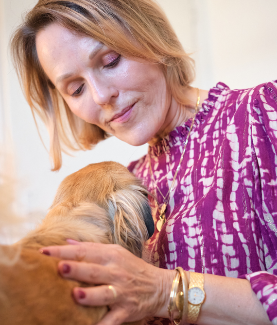 Rose pratique le magnétisme sur un animal à Vannes
